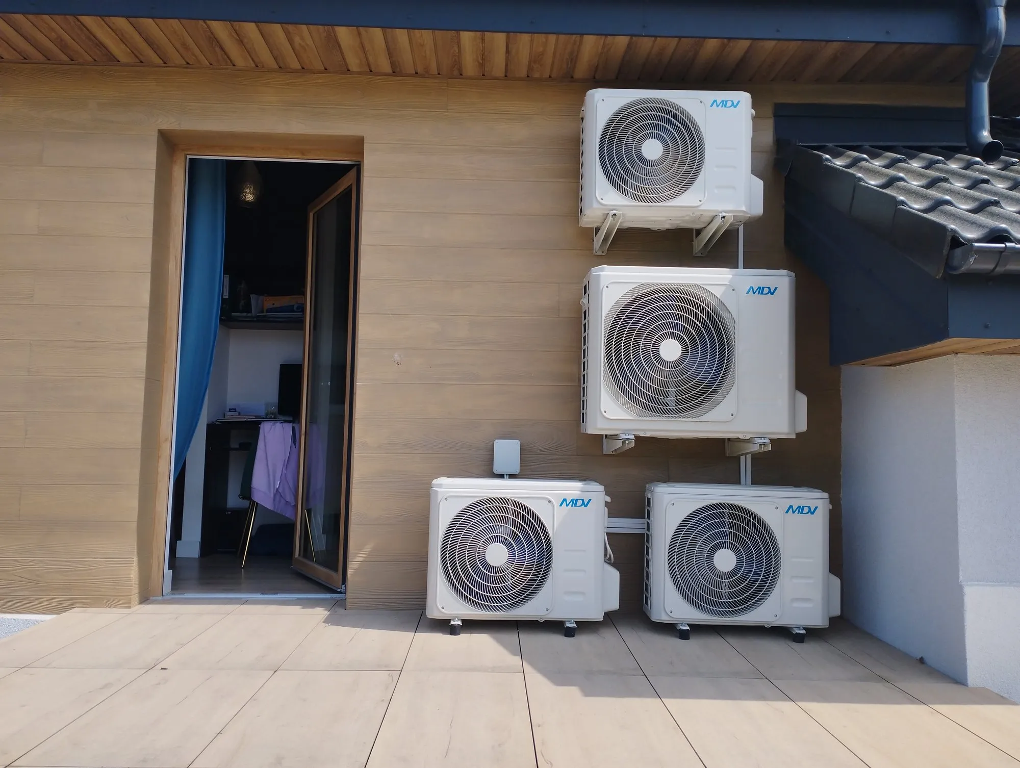Technik uruchamia jednostkę wewnętrzną klimatyzacji ściennej