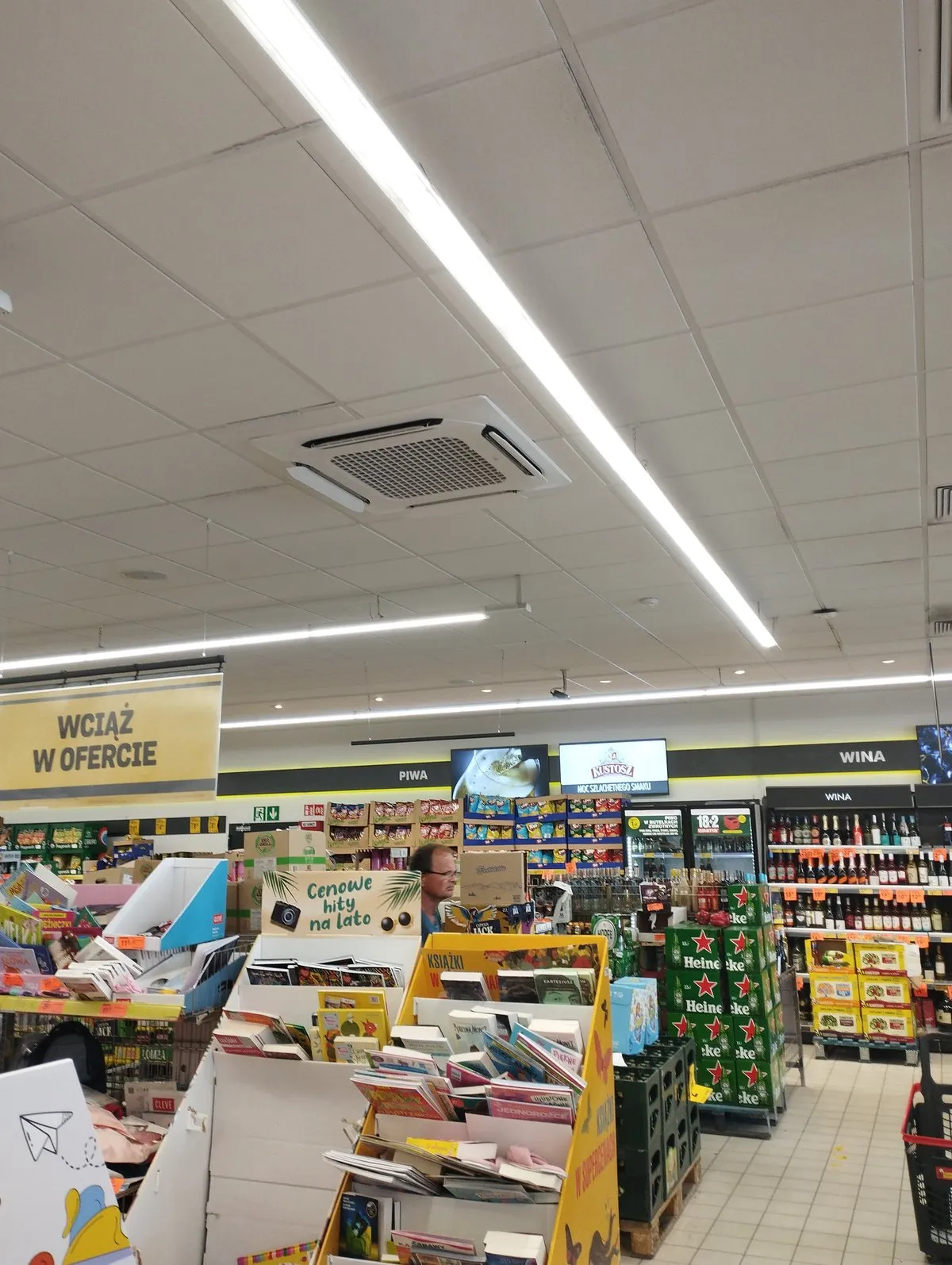 Kasetonowa jednostka klimatyzacji w suficie podwieszanym sklepu spożywczego
