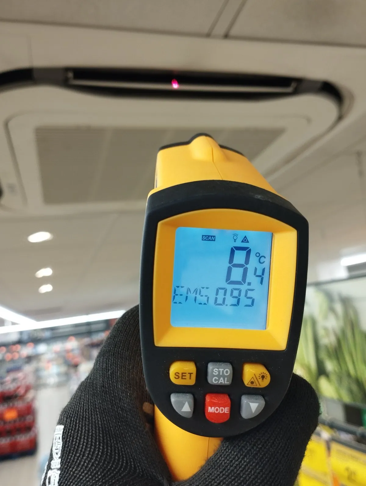 Pomiar temperatury nawiewu termometrem bezdotykowym pod jednostką kasetonową